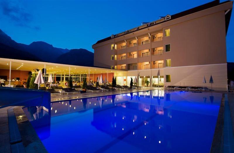 Castle Park Hotel เบลดิบี ภายนอก รูปภาพ