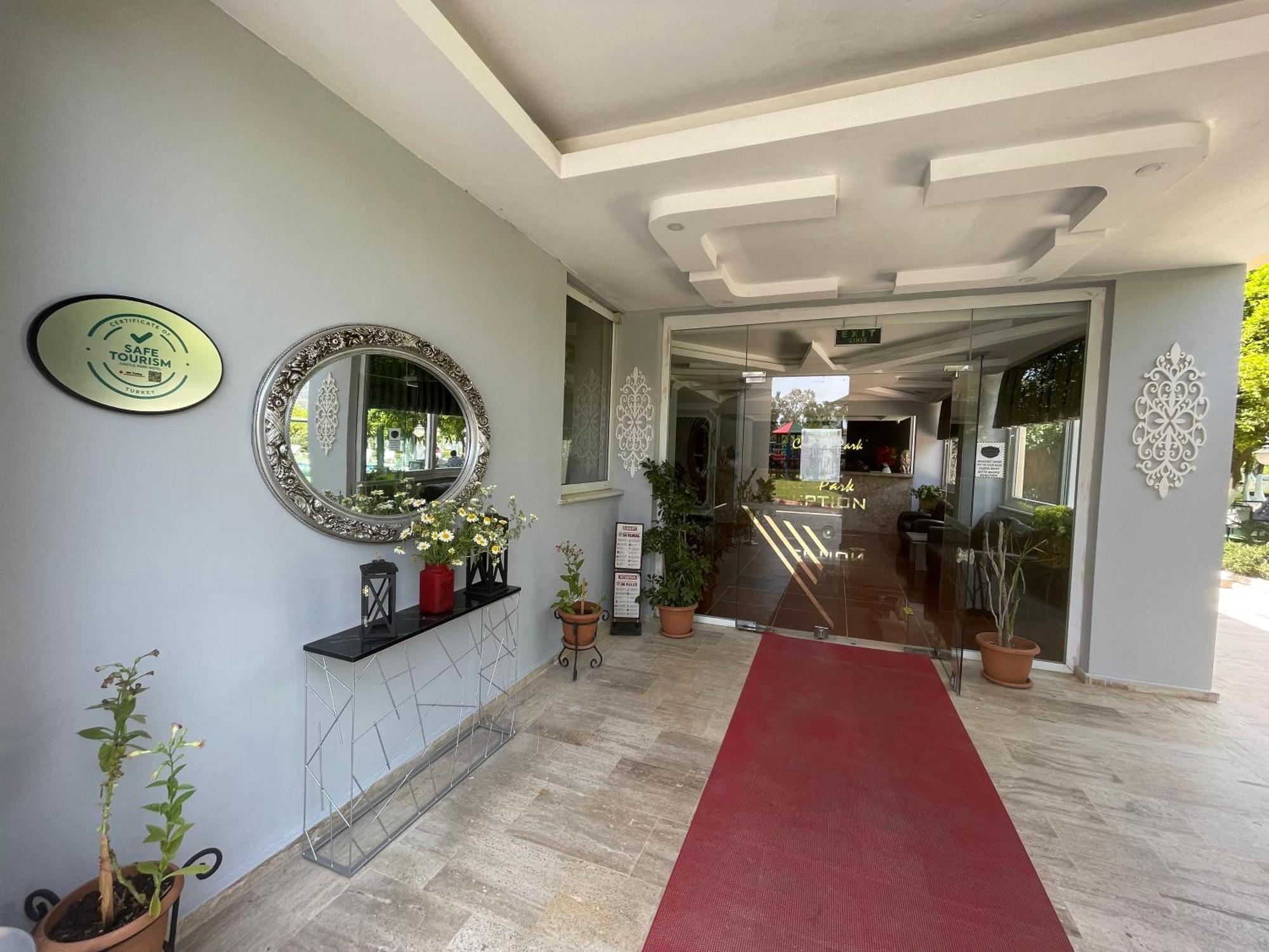 Castle Park Hotel เบลดิบี ภายนอก รูปภาพ