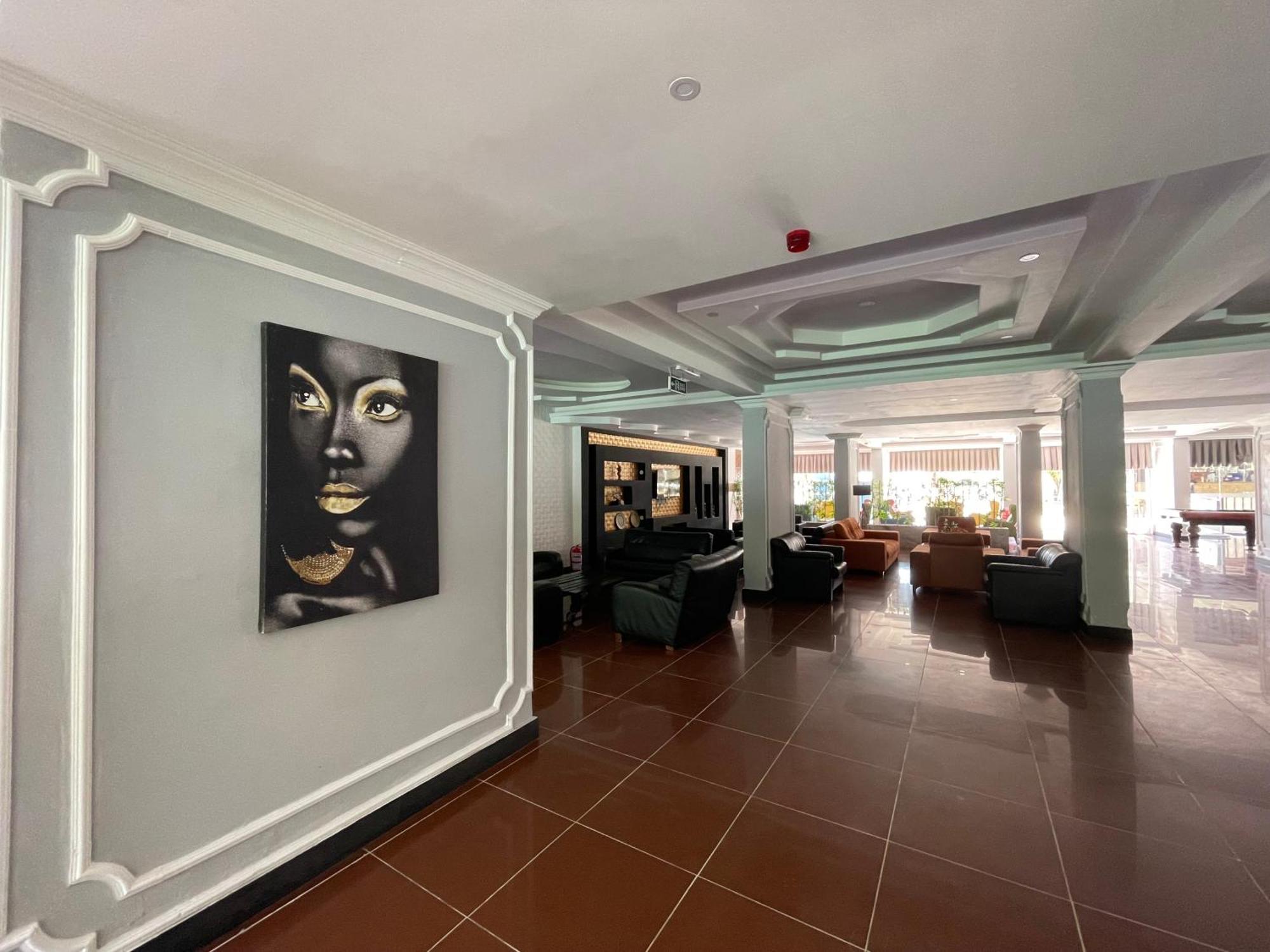 Castle Park Hotel เบลดิบี ภายนอก รูปภาพ