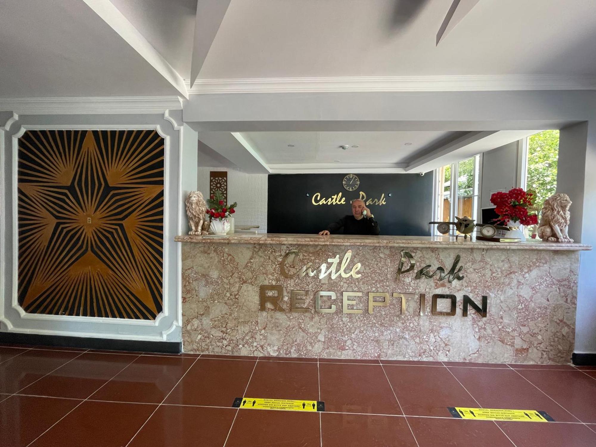 Castle Park Hotel เบลดิบี ภายนอก รูปภาพ