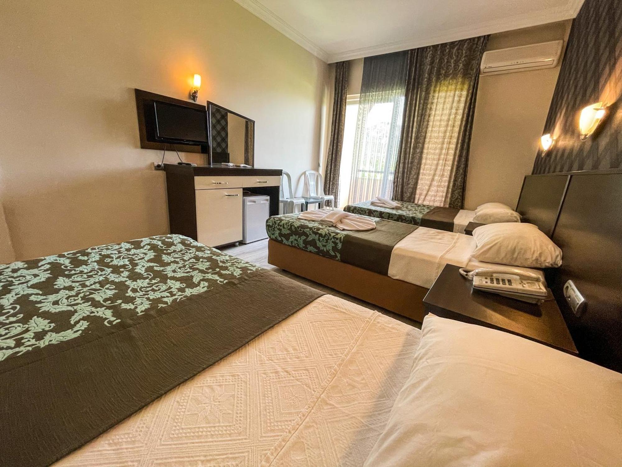Castle Park Hotel เบลดิบี ภายนอก รูปภาพ